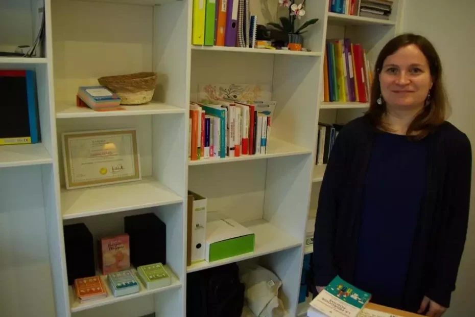 Isabelle Goupil, dans son cabinet de psychopédagogie avec ses outils ludiques et concrets